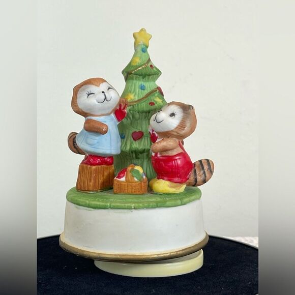 Vintage Christmas rotating music box || Christmas beavers around tree music box - Picture 6 of 10
